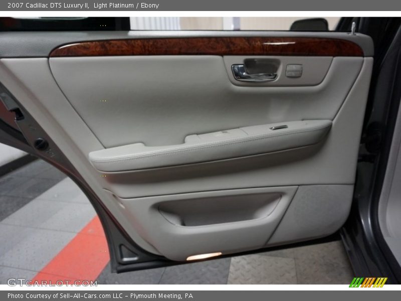Light Platinum / Ebony 2007 Cadillac DTS Luxury II