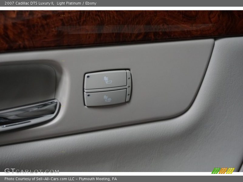 Light Platinum / Ebony 2007 Cadillac DTS Luxury II