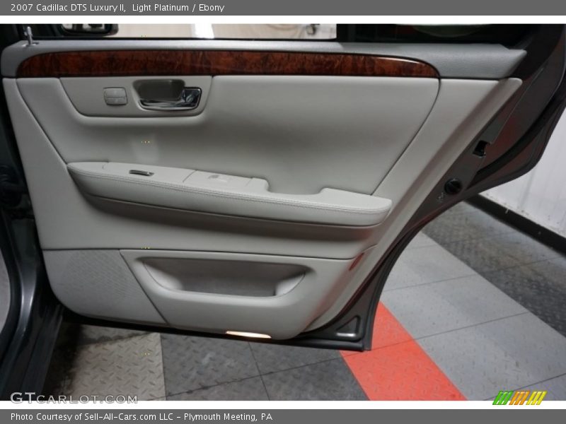 Light Platinum / Ebony 2007 Cadillac DTS Luxury II