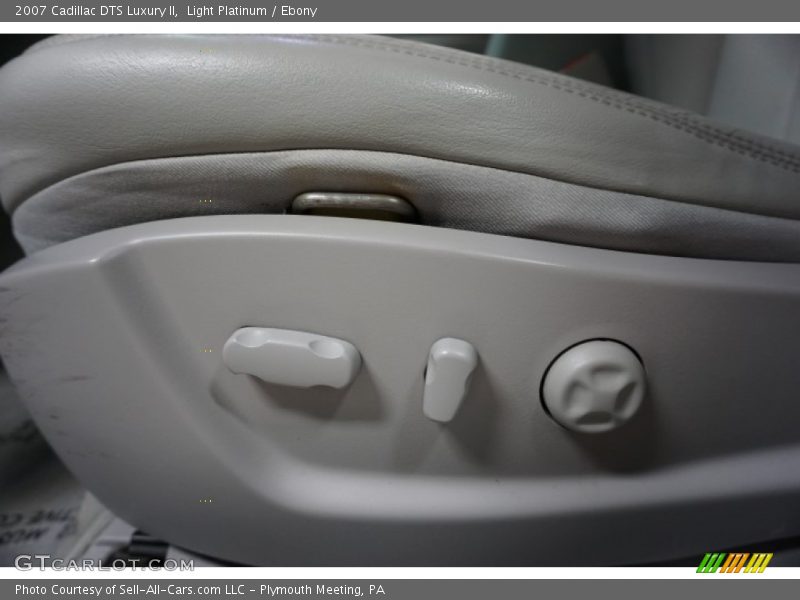 Light Platinum / Ebony 2007 Cadillac DTS Luxury II