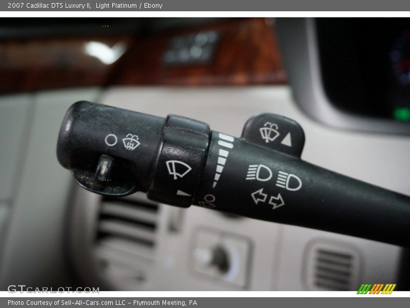 Light Platinum / Ebony 2007 Cadillac DTS Luxury II