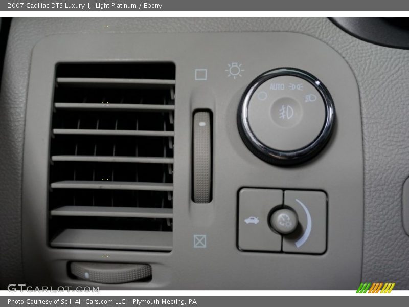 Light Platinum / Ebony 2007 Cadillac DTS Luxury II