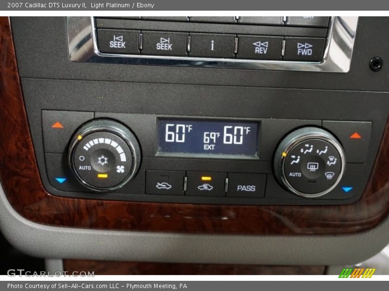 Light Platinum / Ebony 2007 Cadillac DTS Luxury II