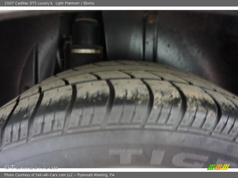 Light Platinum / Ebony 2007 Cadillac DTS Luxury II