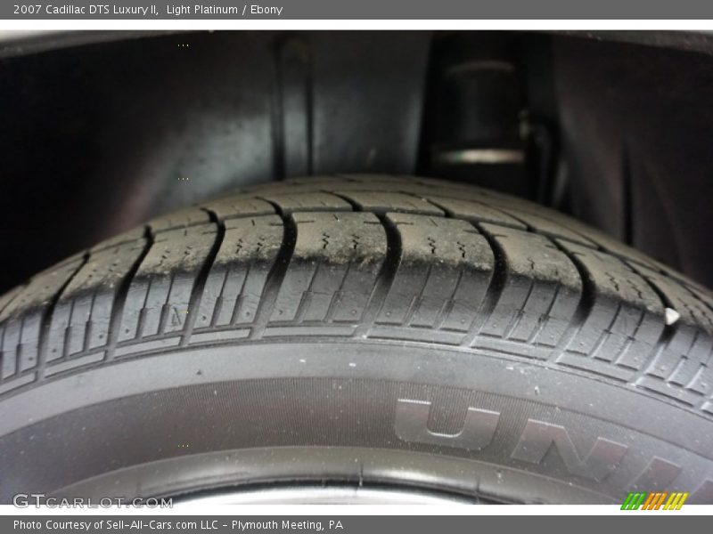 Light Platinum / Ebony 2007 Cadillac DTS Luxury II