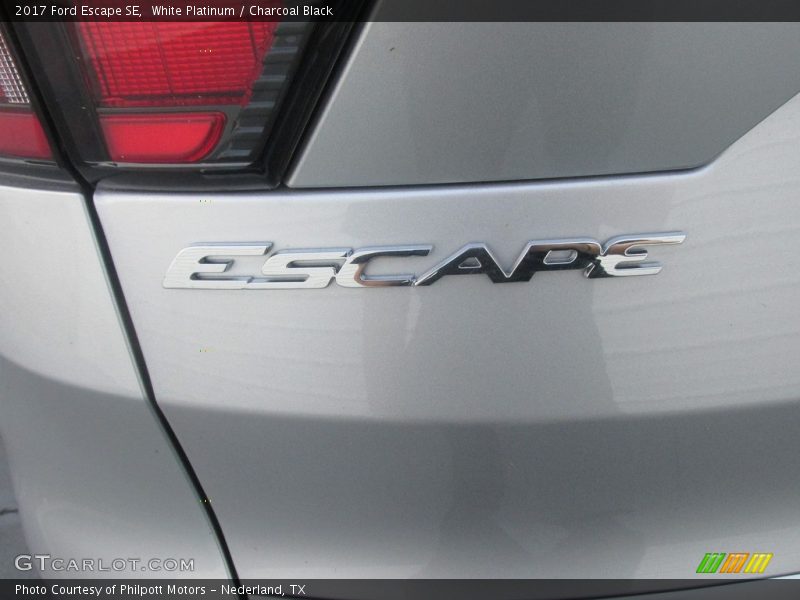 White Platinum / Charcoal Black 2017 Ford Escape SE