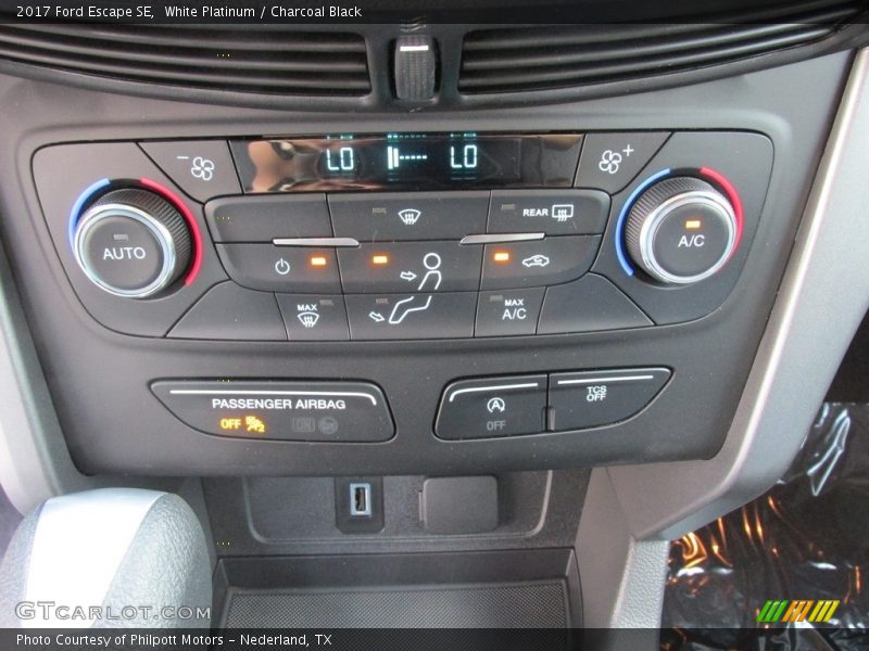 White Platinum / Charcoal Black 2017 Ford Escape SE