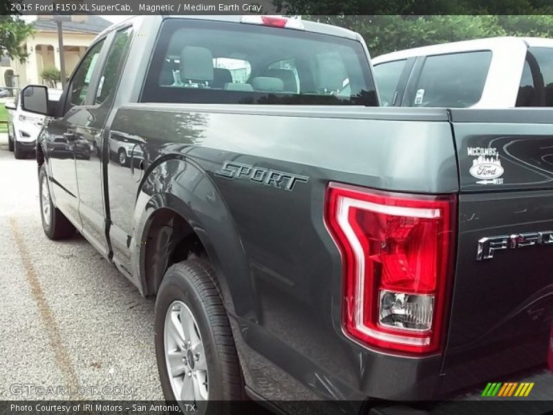 Magnetic / Medium Earth Gray 2016 Ford F150 XL SuperCab
