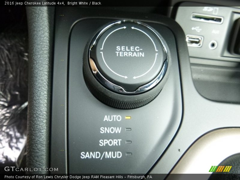 Bright White / Black 2016 Jeep Cherokee Latitude 4x4