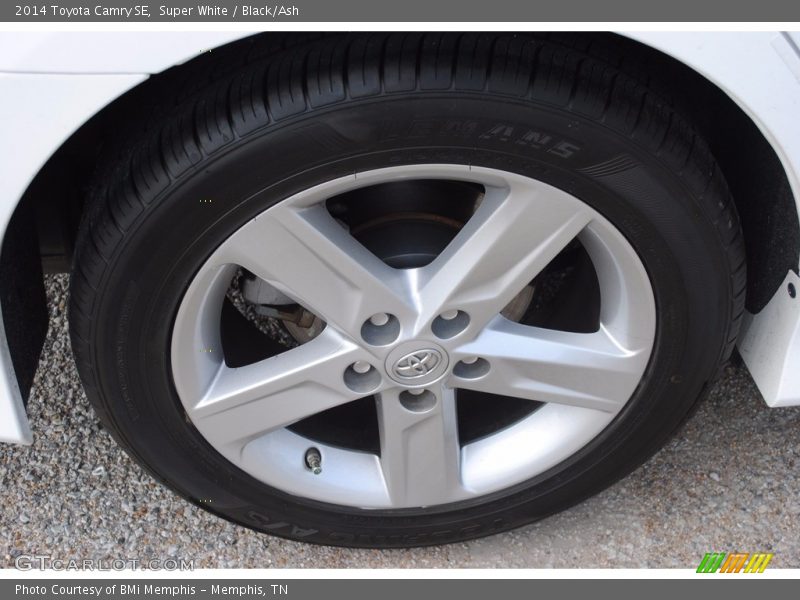 Super White / Black/Ash 2014 Toyota Camry SE