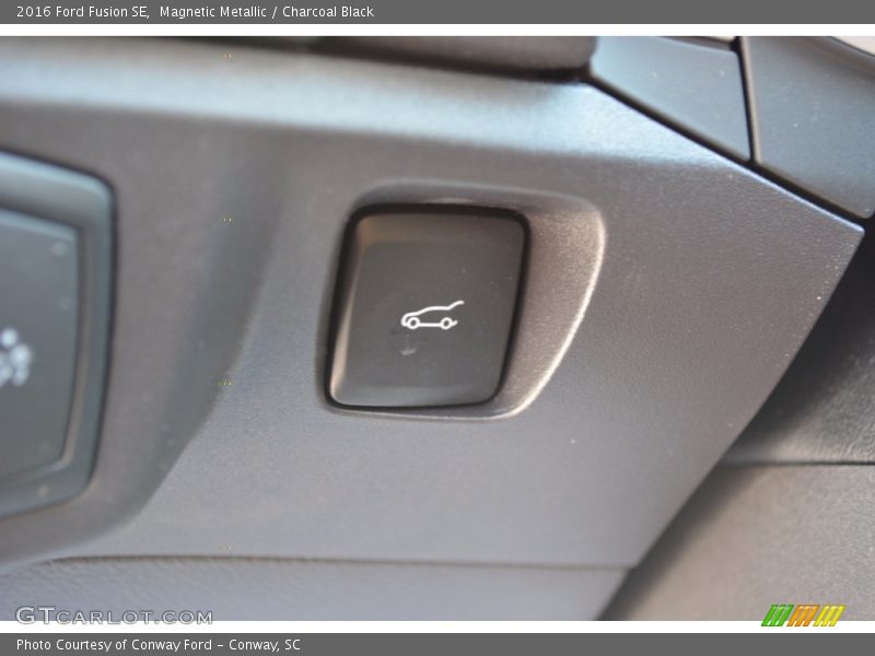 Magnetic Metallic / Charcoal Black 2016 Ford Fusion SE