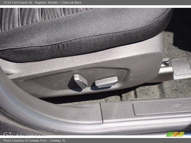 Magnetic Metallic / Charcoal Black 2016 Ford Fusion SE