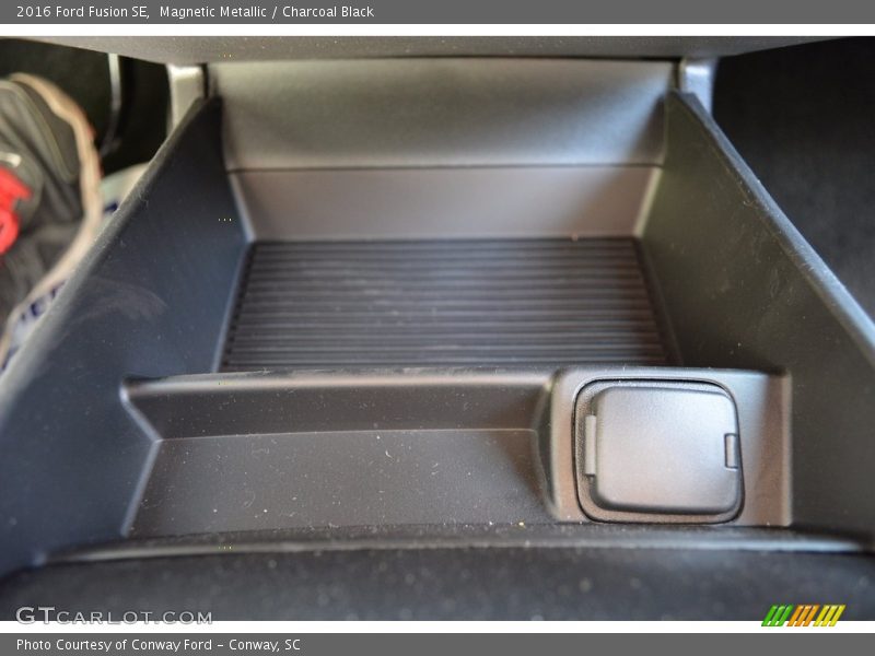 Magnetic Metallic / Charcoal Black 2016 Ford Fusion SE