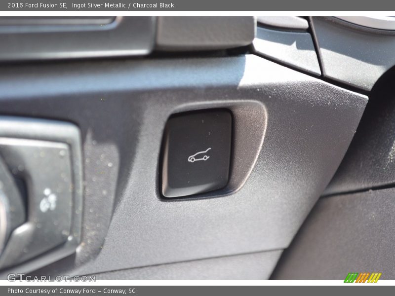Ingot Silver Metallic / Charcoal Black 2016 Ford Fusion SE