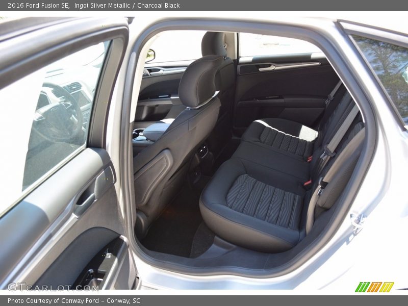 Ingot Silver Metallic / Charcoal Black 2016 Ford Fusion SE