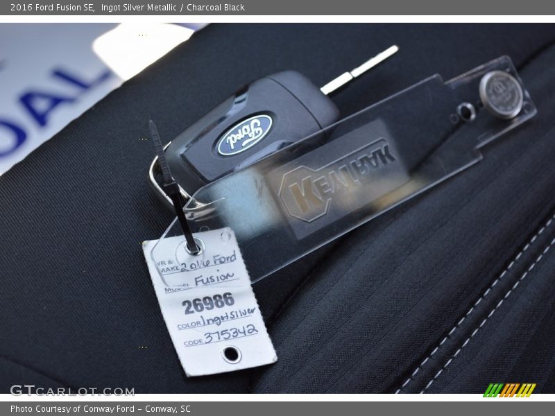Ingot Silver Metallic / Charcoal Black 2016 Ford Fusion SE