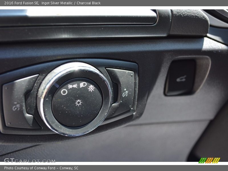 Ingot Silver Metallic / Charcoal Black 2016 Ford Fusion SE