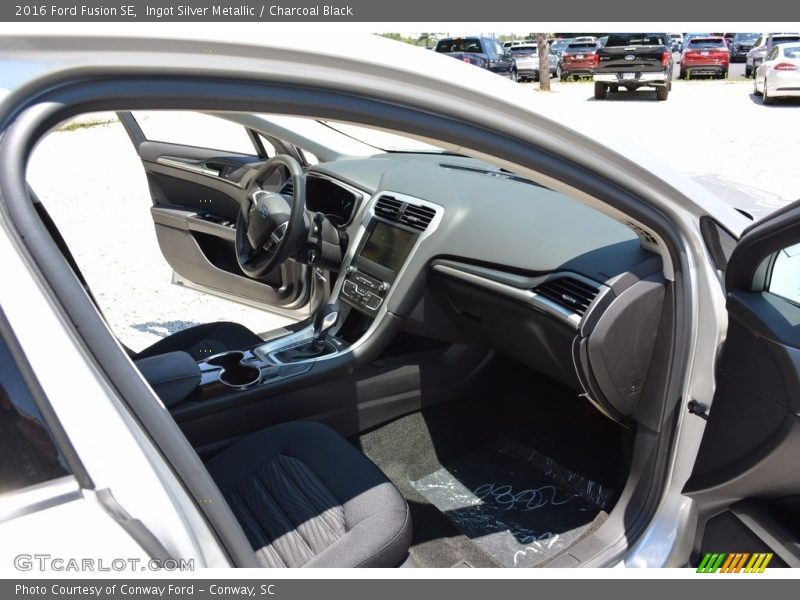 Ingot Silver Metallic / Charcoal Black 2016 Ford Fusion SE