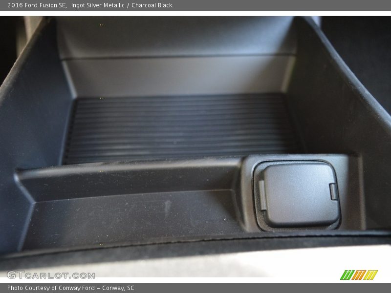 Ingot Silver Metallic / Charcoal Black 2016 Ford Fusion SE