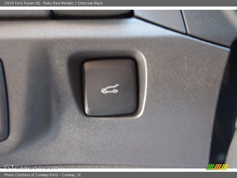 Ruby Red Metallic / Charcoal Black 2016 Ford Fusion SE