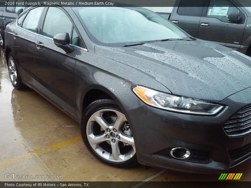 Magnetic Metallic / Medium Earth Gray 2016 Ford Fusion S
