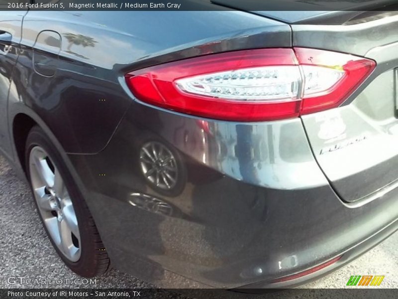 Magnetic Metallic / Medium Earth Gray 2016 Ford Fusion S