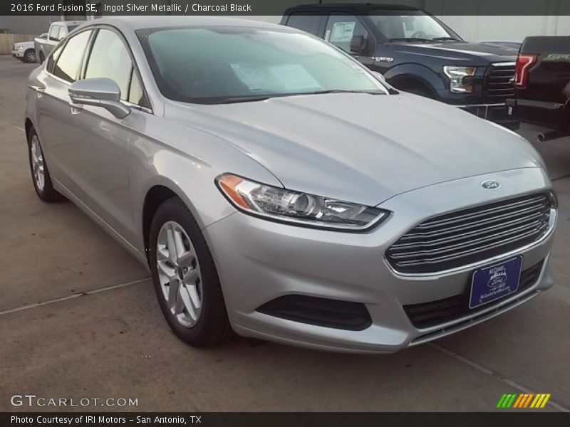 Ingot Silver Metallic / Charcoal Black 2016 Ford Fusion SE