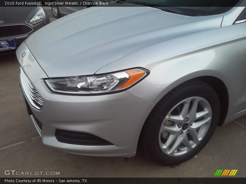 Ingot Silver Metallic / Charcoal Black 2016 Ford Fusion SE