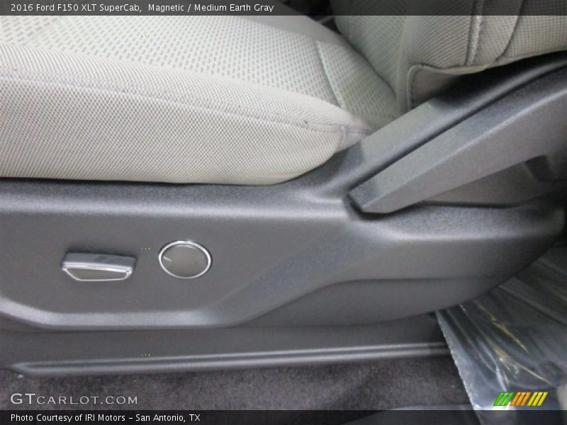 Magnetic / Medium Earth Gray 2016 Ford F150 XLT SuperCab