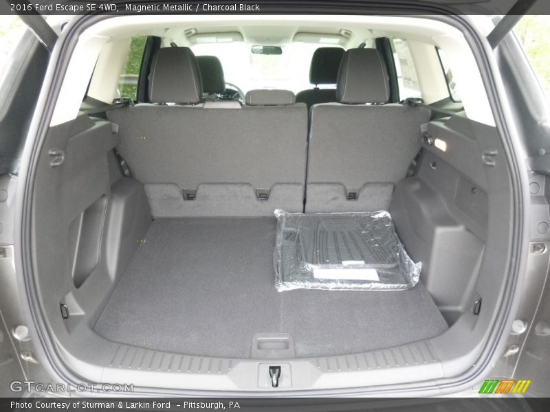 Magnetic Metallic / Charcoal Black 2016 Ford Escape SE 4WD