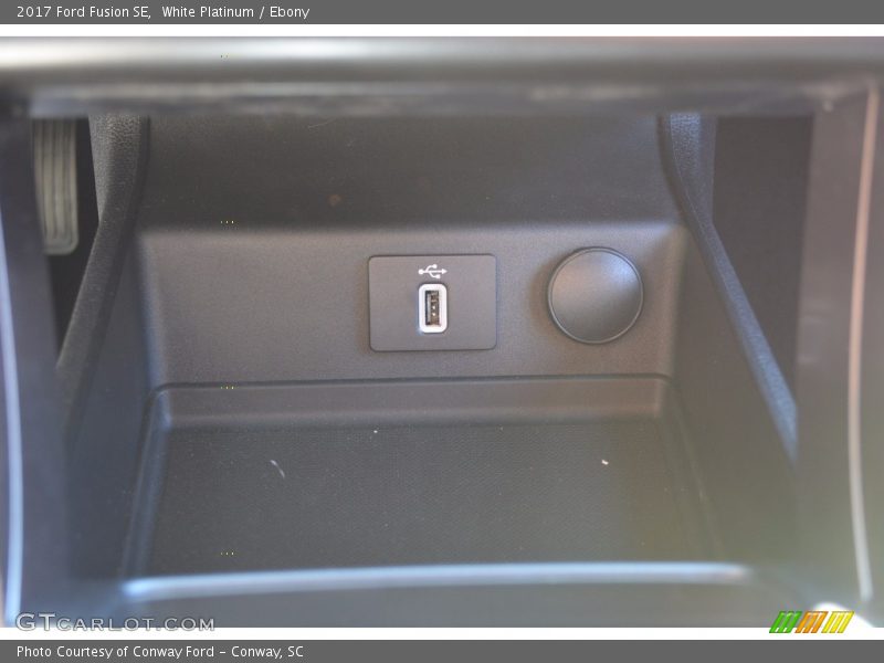 White Platinum / Ebony 2017 Ford Fusion SE