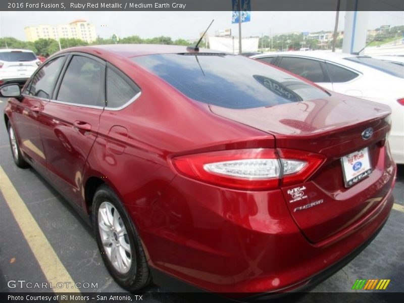 Ruby Red Metallic / Medium Earth Gray 2016 Ford Fusion S