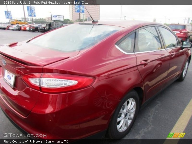 Ruby Red Metallic / Medium Earth Gray 2016 Ford Fusion S