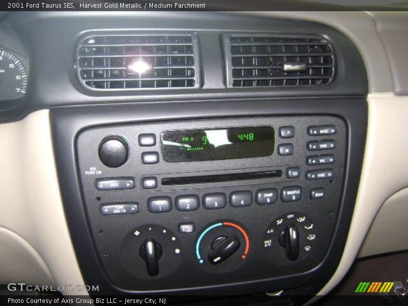 Harvest Gold Metallic / Medium Parchment 2001 Ford Taurus SES