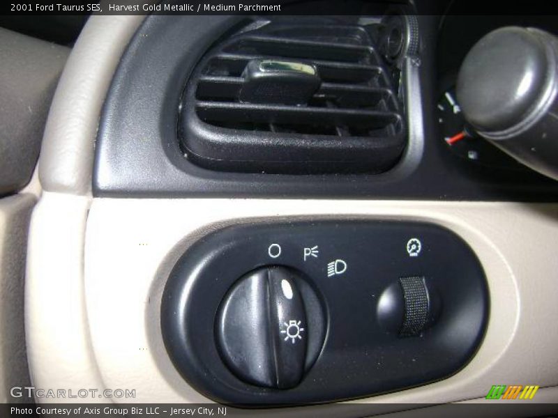 Harvest Gold Metallic / Medium Parchment 2001 Ford Taurus SES