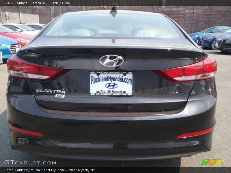 Black / Gray 2017 Hyundai Elantra SE