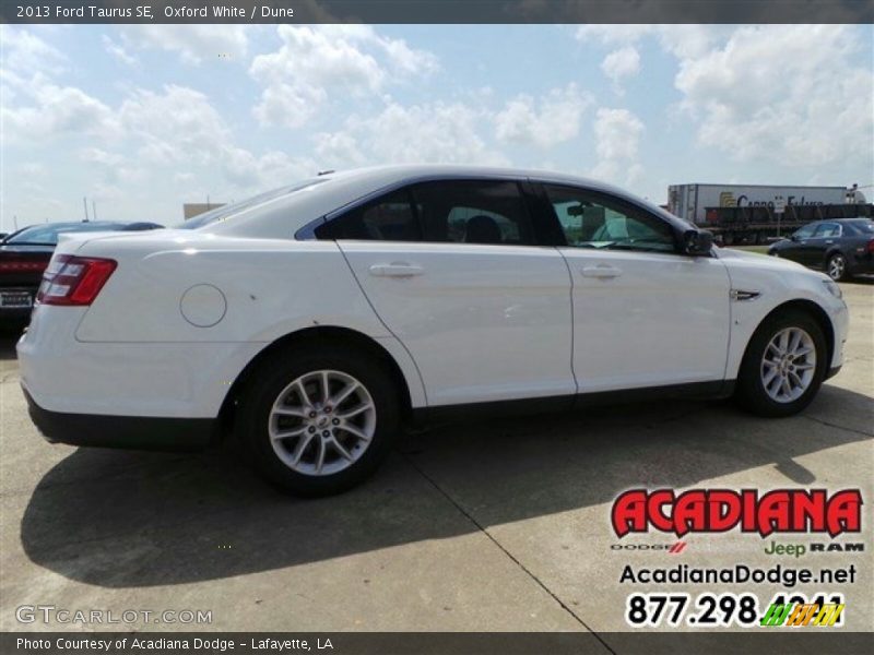 Oxford White / Dune 2013 Ford Taurus SE