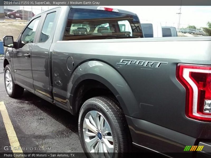Magnetic / Medium Earth Gray 2016 Ford F150 XL SuperCab