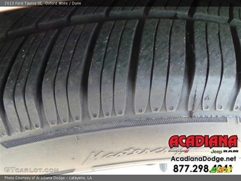 Oxford White / Dune 2013 Ford Taurus SE