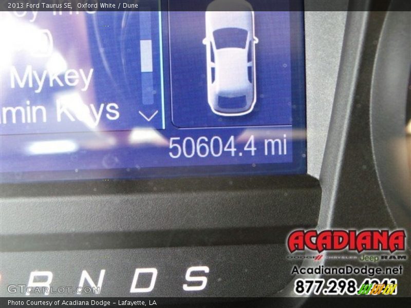 Oxford White / Dune 2013 Ford Taurus SE
