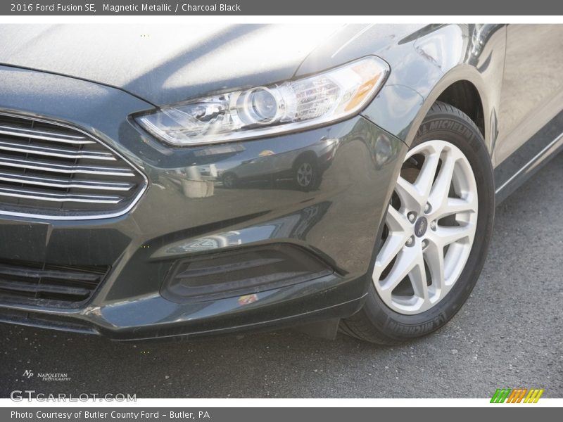 Magnetic Metallic / Charcoal Black 2016 Ford Fusion SE