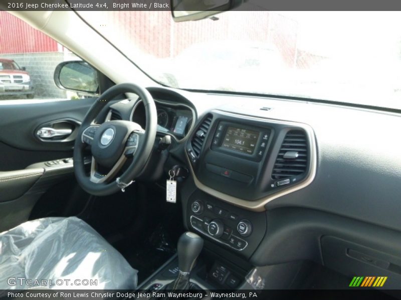 Bright White / Black 2016 Jeep Cherokee Latitude 4x4