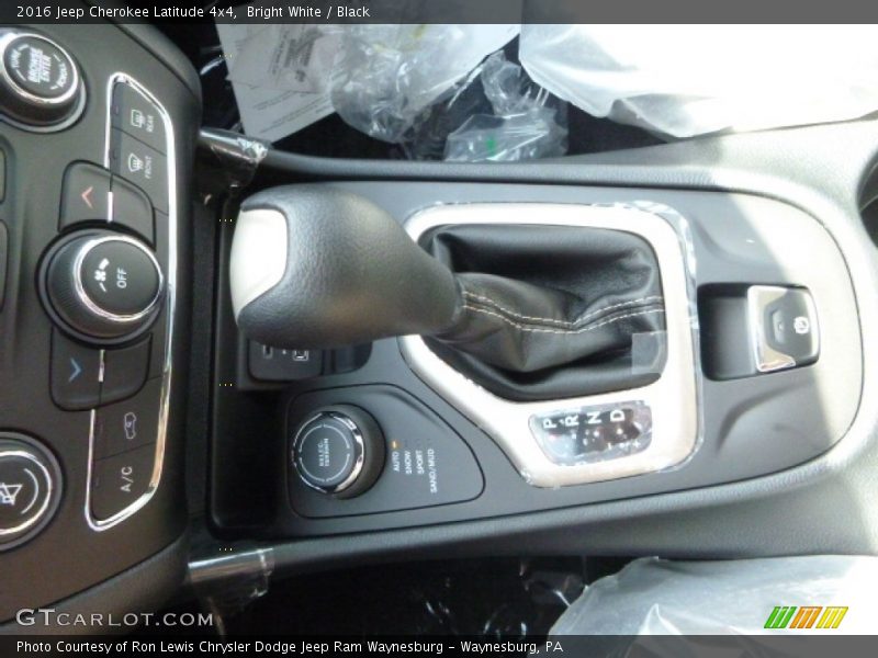 Bright White / Black 2016 Jeep Cherokee Latitude 4x4