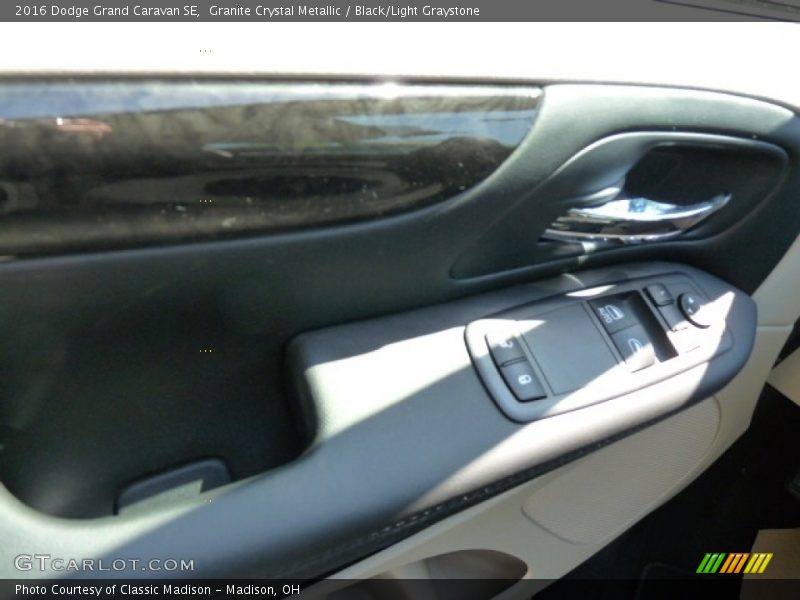 Granite Crystal Metallic / Black/Light Graystone 2016 Dodge Grand Caravan SE