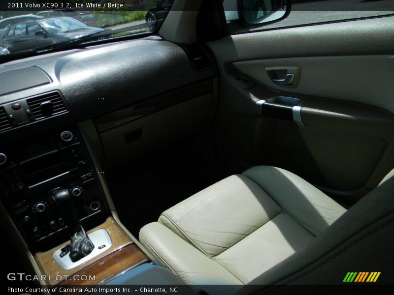 Ice White / Beige 2011 Volvo XC90 3.2