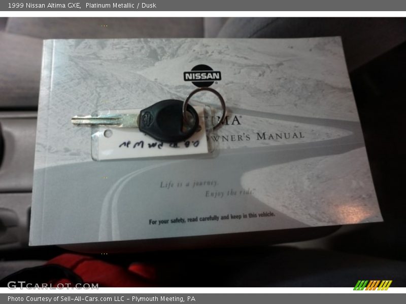 Platinum Metallic / Dusk 1999 Nissan Altima GXE