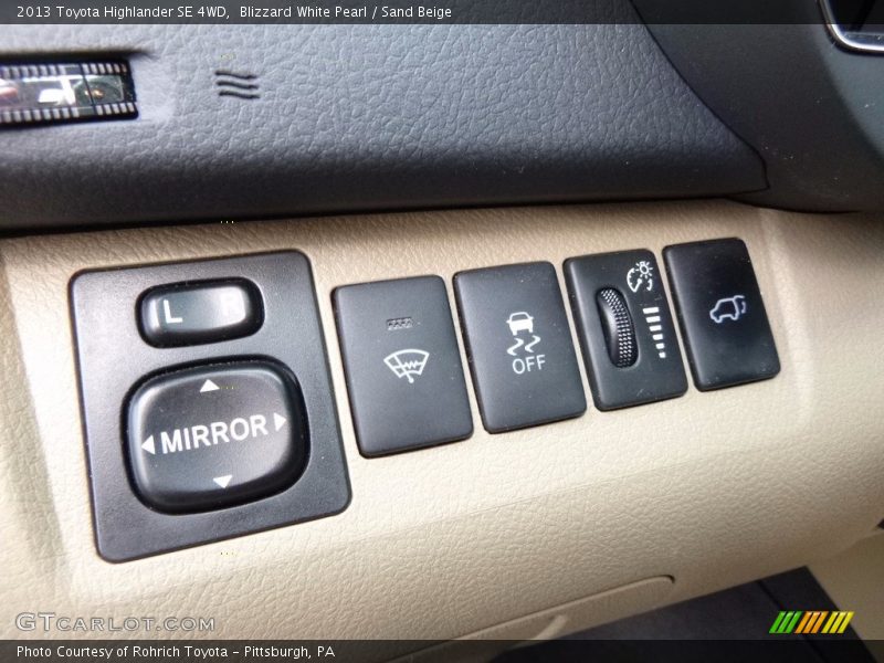 Blizzard White Pearl / Sand Beige 2013 Toyota Highlander SE 4WD