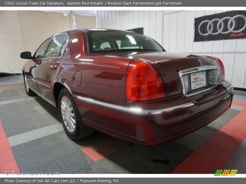 Autumn Red Metallic / Medium Dark Parchment/Light Parchment 2003 Lincoln Town Car Signature