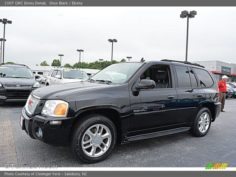 Front 3/4 View of 2007 Envoy Denali