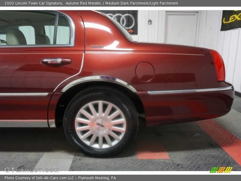 Autumn Red Metallic / Medium Dark Parchment/Light Parchment 2003 Lincoln Town Car Signature